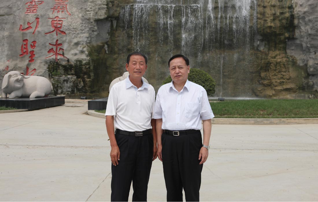 2010年5月，湖北省委書記羅清泉與東圣董事長合影。
